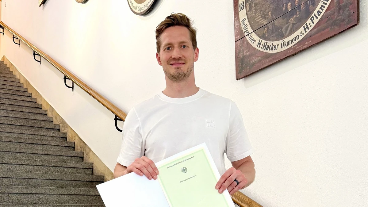 Robbie Czarnik konnte am Mittwochnachmittag seine Einbürgerungsurkunde in Empfang nehmen.